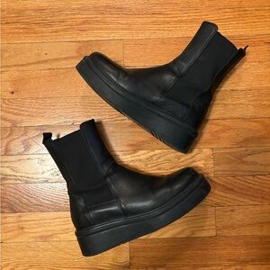 Steve Madden Clarisa Black Leather
Platform Chelsea Boots